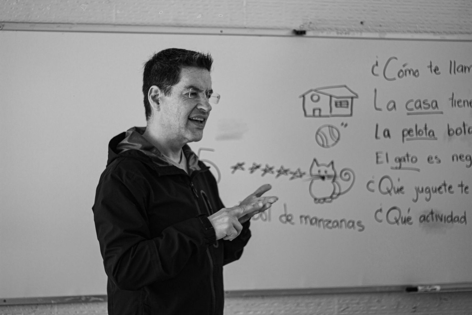 Spanischlehrerin erklärt Sprachstrukturen am Whiteboard